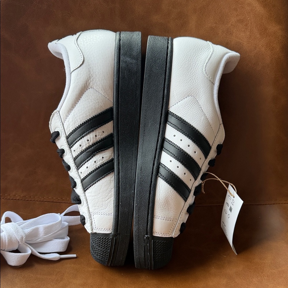 adidas NWT. White and Black Classic Shell-Toe Retro Inspired Sneaker. - Picture 4 of 5